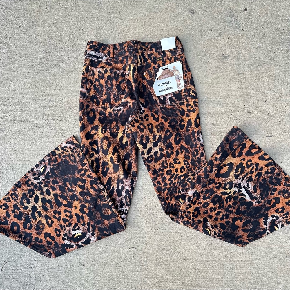 New with tags Lainey Wilson Wrangler Bell Bottom Jeans